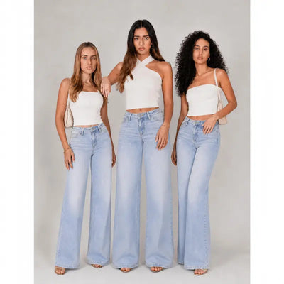Women’s Curve-Hugging Wide-Leg Jeans
