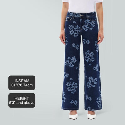 Women’s Curve-Hugging Wide-Leg Jeans